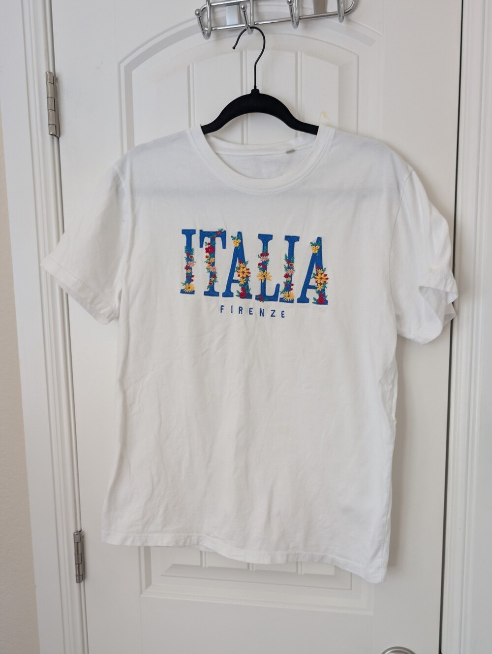 NWOT Embroidered Italia Firenze White Graphic T-Shirt M